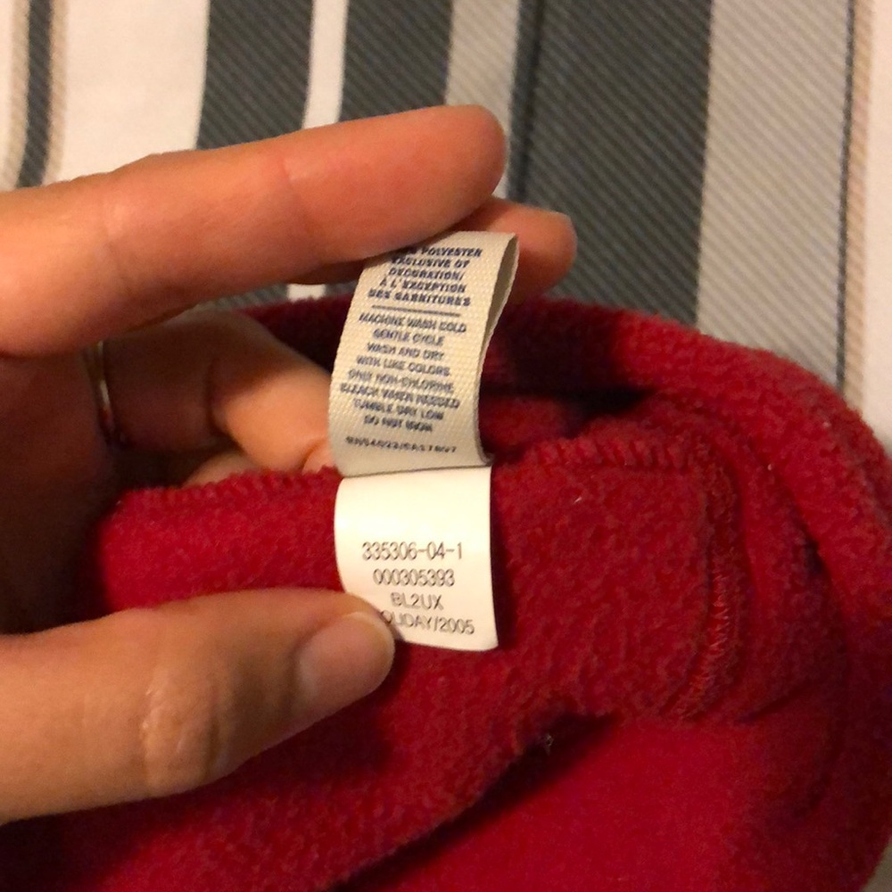 Red knit hat - Picture 4 of 4